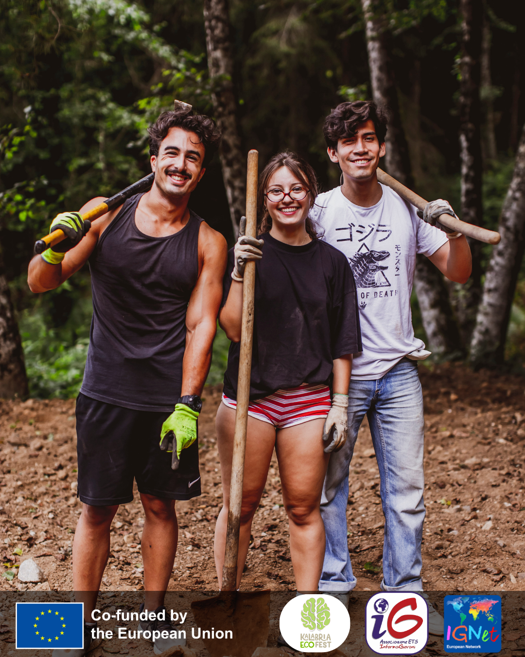 tre persone in piedi con in mano degli strumenti da lavoro