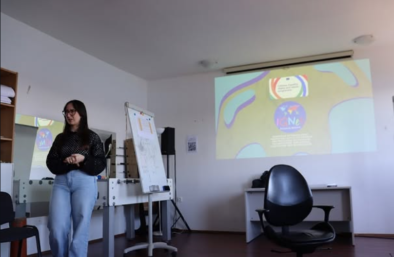 Ragazza che presenta attraverso una proiezione il progetto Erasmus+ Mobility of youth workers! 