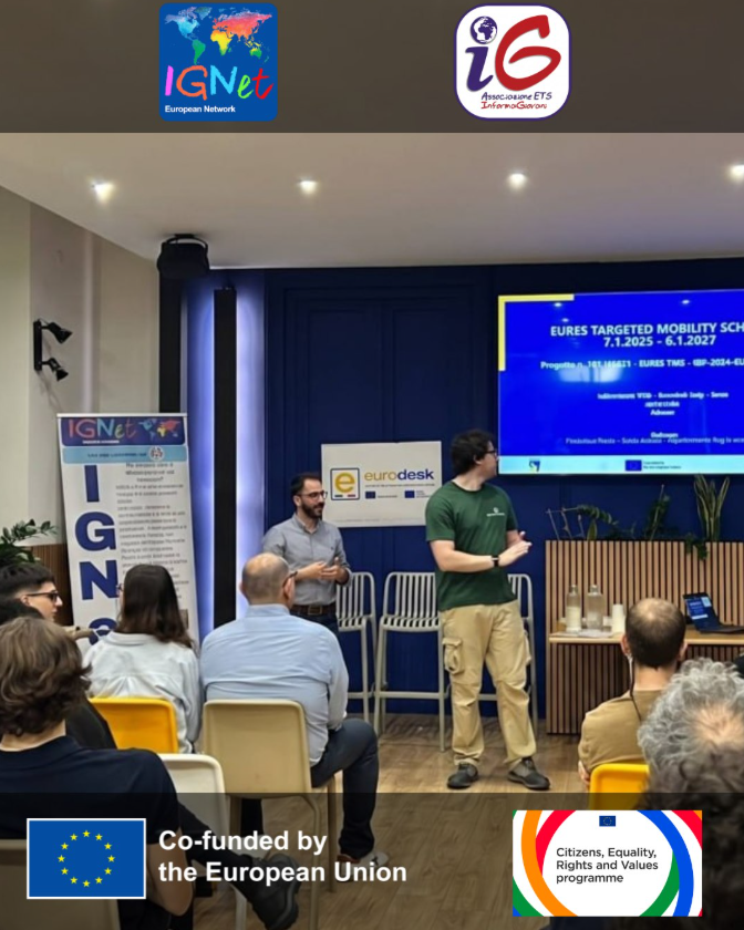 Due relatori presentano al pubblico l'EURES Targeted Mobility Scheme durante un incontro informativo con Eurodesk, nell'ambito delle attività della rete IGNet di InformaGiovani cofinanziate dall'Unione Europea.