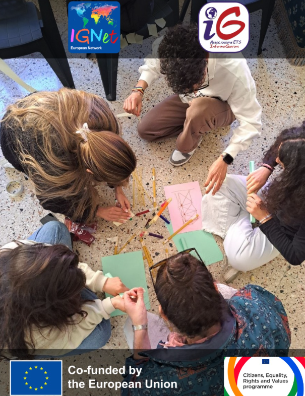 I partecipanti al Group Leader Camp lavorano in gruppo a un'attività di educazione non formale, costruendo insieme una struttura con matite colorate; l'attività si svolge nell'ambito della rete IGNet, cofinanziata dal programma CERV dell'Unione Europea.
