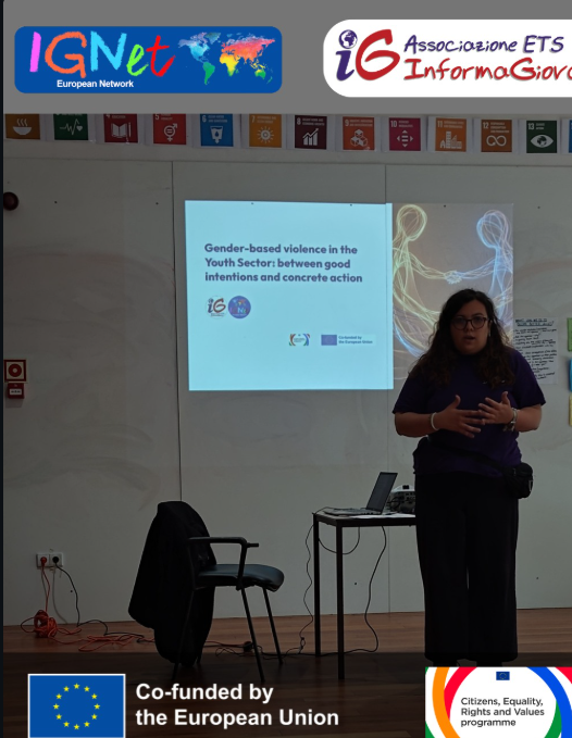 Una rappresentante di InformaGiovani presenta durante il training del progetto F.E.V.E.R. la slide 