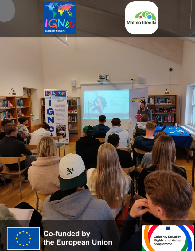 Una relatrice presenta le opportunità europee a un gruppo di giovani in una biblioteca, accanto al roll-up della rete IGNet e al banner Eurodesk, durante un incontro ospitato da Malmo Ideella, il partner svedese della rete