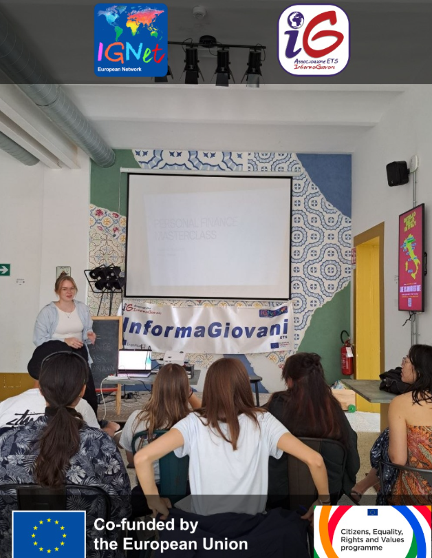 Mariann, volontaria del Corpo Europeo di Solidarietà, apre la masterclass di finanza personale davanti a un gruppo di giovani, con la slide 