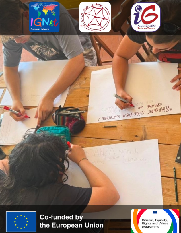 Giovani partecipanti scrivono su grandi fogli le loro riflessioni durante un laboratorio del MiFaSol Festival: sui cartelloni si leggono frasi come 