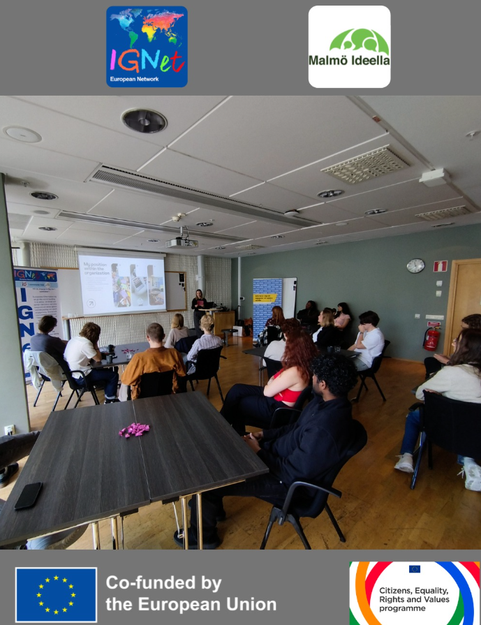 Un gruppo di giovani ascolta la presentazione sulle opportunità di mobilità europea in una sala di Malmö Ideella, con la relatrice accanto allo schermo proiettato e il roll-up della rete IGNet sulla sinistra