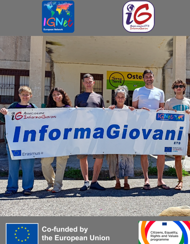 group leader dei quattro paesi partner posano con lo striscione di InformaGiovani davanti all'ingresso dell'ostello di Terra Terra, al termine del meeting preparatorio dello scambio giovanile Erasmus+ 