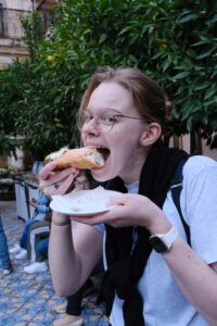ragazza che mangia un dolce siciliano