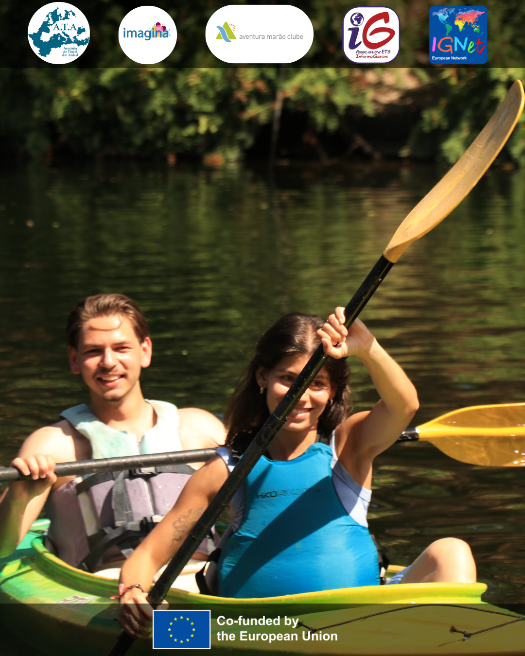 una ragazza in primo piano su una canoa con una pagaia, dietro di lei un ragazzo con una pagaia in mano