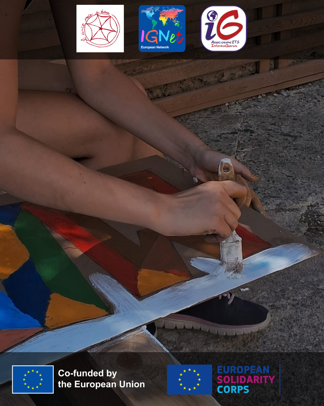 persona che colora un foglio