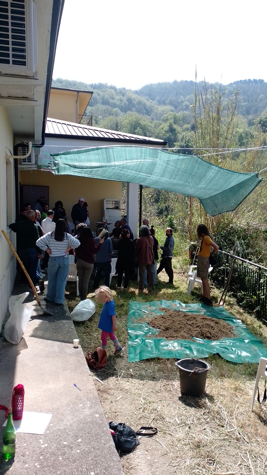 gruppo di persone all'esterno di un'abitazione in piedi