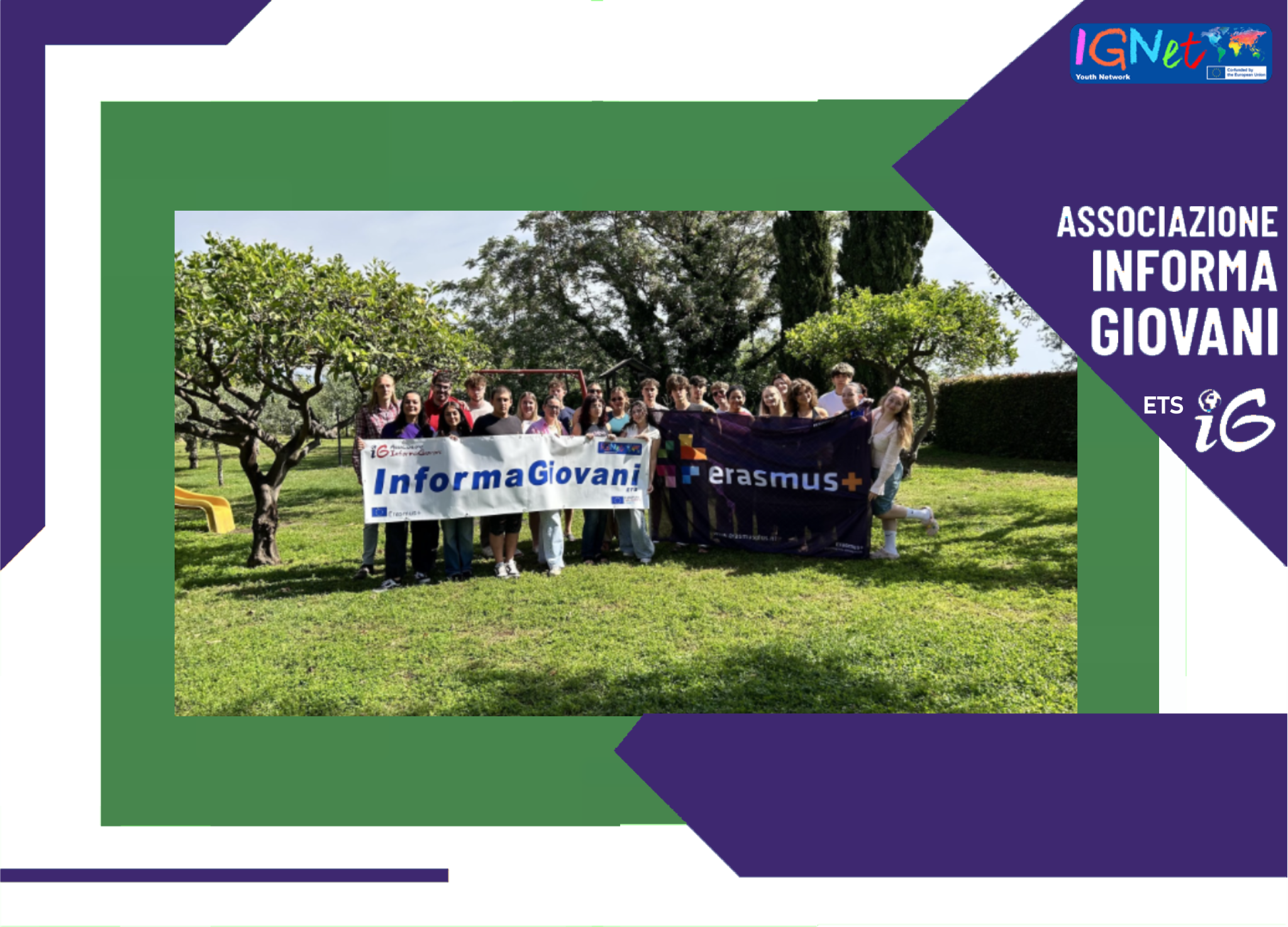 persone con un banner in mano di informa giovani tra il prato e gli alberi