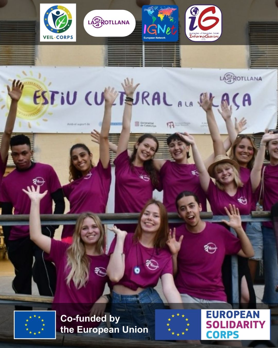 gruppo di persone con indosso magliette viola in posa davanti a un banner