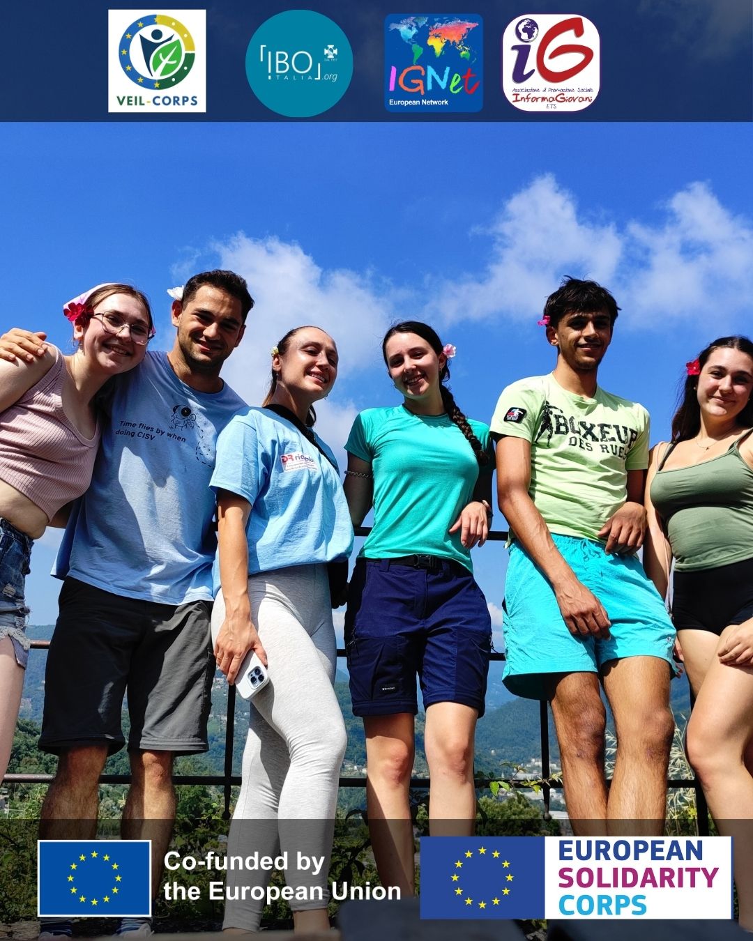 gruppo di giovani in posa con alle spalle un cielo limpido, sopra e sotto le immagini si trovano i loghi delle associazioni e degli enti accreditati